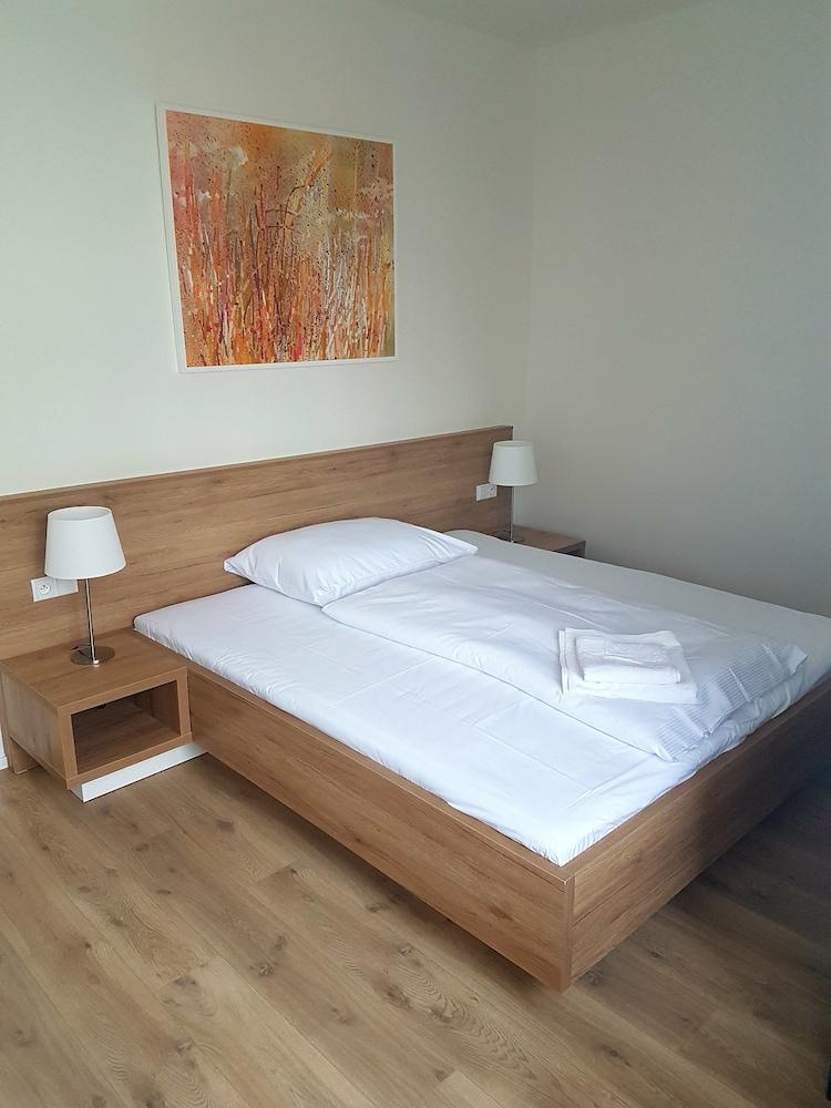 Downtown Suites Belohorska Praga Esterno foto